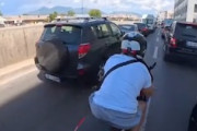 【動画】すり抜けバイクがドア開き事故で挟まれてしまう（ノ∇`）