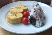 これぞ日本の朝食！卵焼きとおにぎりを作る動画が妙にそそられる　海外の反応