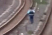 【動画】 山手線 西日暮里駅、謎の男が線路侵入で緊急停止　警察官が必死に追跡 「線路を激走するやつおる」　