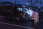横断歩道を渡る女の子を待つため…一時停止のバイクにトラックが突っ込み下敷きになり男性死亡