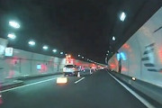 【動画】ひえぇぇ！トンネル内事故の規制に突っ込んでしまう日野トラック(((ﾟДﾟ)))
