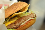 【グルメ】ハンバーガーにピクルス要らない説。