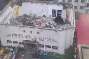 中国の中学校で体育館の屋根が崩落 11人死亡　違法に屋根の上に建設資材を置いていたのが原因か