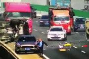 【動画】中国の高速道路で車が次々衝突、横転しながら高架から転落も…三角表示板の代わりに置かれた“ジャッキ”が原因