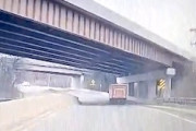 【動画】反対車線から離陸してきた車を華麗に避けた運転手のドラレコ。