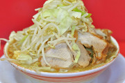 ラーメン二郎で「ニンニク入れますか？」って店員が聞いてきて客が「普通で」って答えたらブチギレたらしい