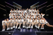 HKT10周年集合写真のセンターがAKBとSKEなんだがwwwwwwwwww