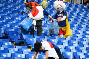 【炎上】英国記者「日本サポーターがゴミを捨ててる。恥ずべき光景だ」→逆再生と判明し炎上