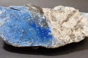 「日本産ラピスラズリ」、新潟・糸魚川で発見！　国内産出は初