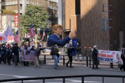 【悲報】ネット右翼さん、トランプの銅像を掲げて街中を行進wwywwywwywwywwy （※画像あり）