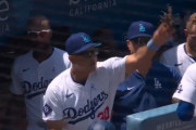 【MLB】ドジャース監督の“手荒すぎる祝福”が話題 ヒマワリの種を至近距離で投げつける「豪速球でワロタ」「鬼退治かよw」