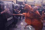 【画像】僧侶がデモに参加し警察に飛び蹴りをお見舞いしてロマサガみたいな感じになる
