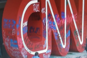 【悲報】CNNさん、襲撃される