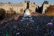 【画像】 フランス全土で５０万人参加（主催者発表）の大規模デモ　デモ隊が放火や警官隊に衝突