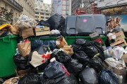 【悲報】 パリのデモ、ゴミ回収業者もストを起こし街中が腐臭とゴミまみれにｗｗｗｗ