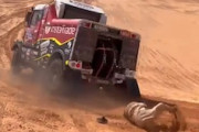 【動画】ダカールラリー2023の死亡事故。69歳の観客がラリートラックに轢かれて亡くなる。
