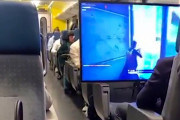 【衝撃】電車でゲームするため超大型テレビを持ち込んだガチ勢がこちらwwwwwww