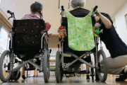 政府、介護現場にて「1人で4人介護」できるように規制緩和を検討　生産性向上のため