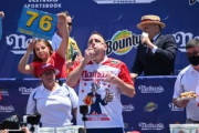 【米国】NYでホットドッグ早食い大会…毎年恒例、10分で76個