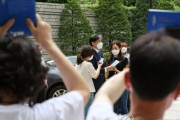 韓国人「チョ・グク元長官の車を磨く支持者たちｗｗｗｗｗｗｗ」