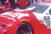 体全体を使ってボンネットを直すNASCARのピットクルーが人気にｗｗｗｗ