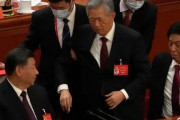 海外「中国の前国家主席、胡錦濤が党大会から強制退席。習近平の独裁体制確立か」