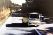 【動画】無理な追い越しをした軽自動車が単独で横転してしまう事故(ﾟoﾟ)
