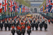 天皇陛下と女王陛下、戴冠式おめでとうございます…英連邦兵士が誇りをもって行進！