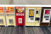 ハンバーガーやうどんの「レトロ自販機」がマスコットフィギュアになってガチャに登場！