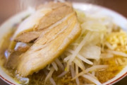 2人で訪れたラーメン店、完食した人は先に退店すべき？　「当たり前」「客離れる」SNSでマナー論争