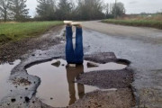 いつまでも修理されない道路の穴に嫌気がさした住人のシュールな抗議手段