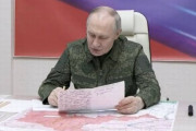 プーチン大統領、軍服姿でクルスク州のロシア軍司令部を視察「敵を撃破し、解放することが任務だ」！