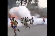 【衝撃】カメルーンのマラソン大会中に爆弾テロ。その瞬間の映像が公開される。
