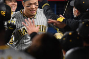 阪神・佐藤輝＆中野が２ラン 矢野監督が虎メダル贈呈役買って出るサプライズ
