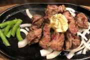 【悲報】ステーキ食ったんだが･･･、これ何ｇに見える？