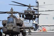 米海軍の遠征海上基地「ルイス・B・プラー」の飛行甲板から米陸軍のアパッチ攻撃ヘリが離発艦！