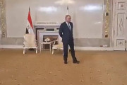 【動画】プーチン大統領、今までは待たせる側だったのに、エジプト大統領に待たされバツが悪そう