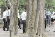 【画像】喫煙所撤去で行き場を失くしたニコチンパンジーども、ゾンビのように公園へ大集結ｗｗｗｗｗｗｗｗｗｗ