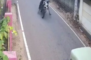 【動画】インドの交通事故で半裸。ノーパンで事故って屈辱にまみれたバイク乗り(´･_･`)