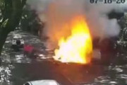 【速報】中国、走行中の電動バイクが突然爆発炎上　父娘が重体（動画）