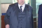村上総務相「石破首相の心情を思うと非常に無念」…潤んだ目をハンカチで拭う