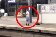 【狂気】電車が来る直前の線路に奇声を発しながら“爆竹”を投げるおっさんが話題に…（動画あり）