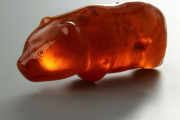 【画像】3500年前の「琥珀製のクマのお守り」、おいしそう