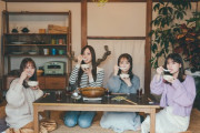 【乃木坂46】秋元真夏 卒業写真集、3期生との対談カットを公開！！！