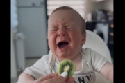 【動画】赤ちゃん、酸っぱいキウイフルーツを食べさせられて苦悶の表情