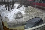 おそロシア　車のフロントガラス付近に大きな氷の塊が落ちてきて親子パニック！