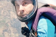 【動画】胸ベルトを締め忘れていたスカイダイバー、ベテランダイバーに救われる。