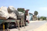 【動画】道路のど真ん中で困難な修理をするパキスタンのロードサービス。