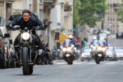 ミッションインポッシブル製作「崖からバイクで飛び降りろ」 トムクルーズ「はい…」