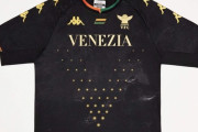 【朗報】セリエA昇格ヴェネツィアのユニフォームがカッコよすぎて欧州全土で売り切れ続出